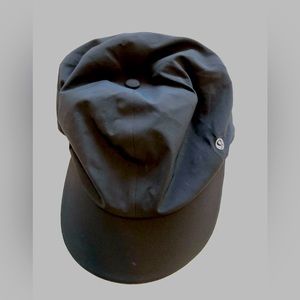 Lululemon black baseball hat, barely worn.